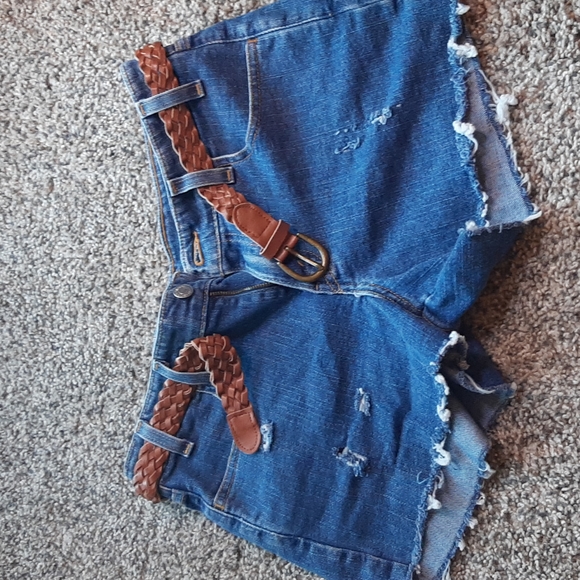 Levi distressed shorts - Picture 2 of 6
